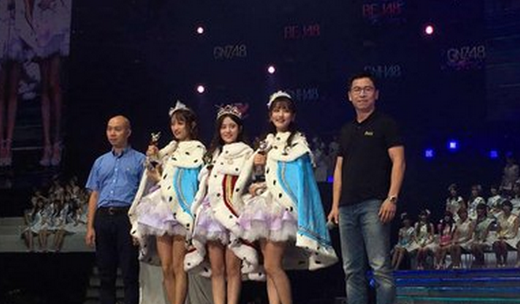 微鯨VR CEO 馬凱（左）與SNH48第三屆總決選冠亞季軍鞠婧祎獲、李藝彤、黃婷婷合影