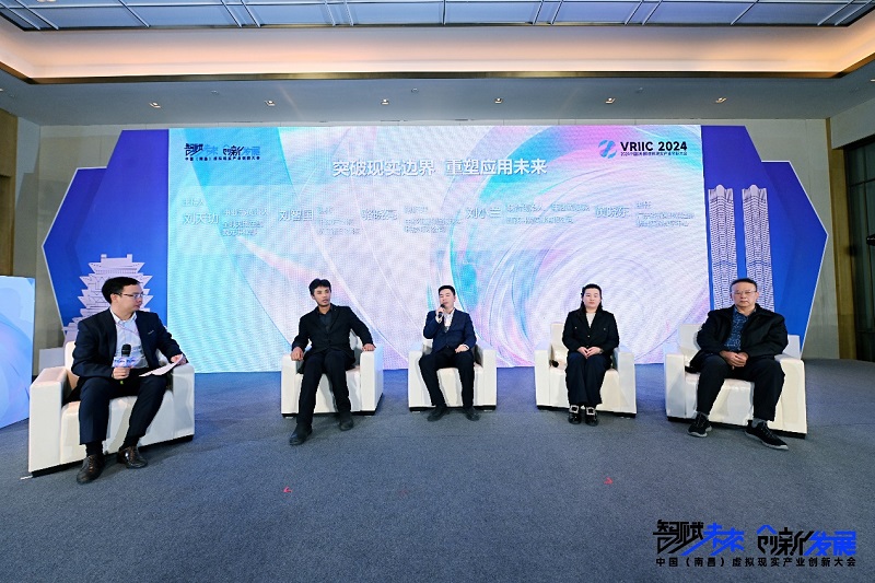 ▲從左到右：劉天玏、劉智國(guó)、駱曉亮、劉小蘭、黃曉東