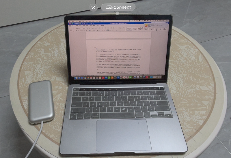 ▲已經(jīng)和Vision Pro配對過的Macbook Pro，再次連接只需看向筆記本屏幕就會有快捷菜單在上方浮現(xiàn)