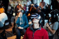 用Gear VR頭盔開一間電影院,真有人這么干